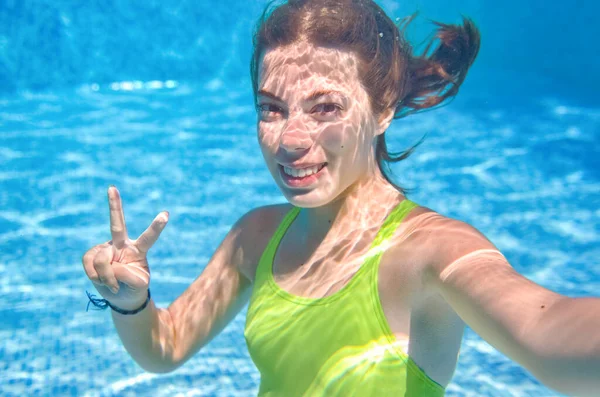 Niño Nada Bajo Agua Piscina Bucea Adolescente Activa Feliz Divierte — Foto de Stock