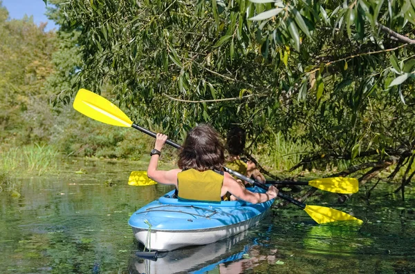 Familien Kajak Mutter Kind Paddeln Kajak Auf Flusskanutour Aktives Sommerwochenende — Stockfoto