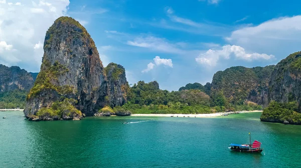 태국의 Railay Krabi 지방의 조류의 바위와 야자나무가 에서부터 안다만 안다만 — 스톡 사진