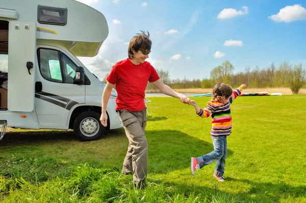 Vacaciones Familia Viajes Autocaravana Con Niños Padre Feliz Con Niño — Foto de Stock