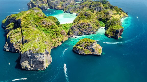 Flydronebilde Øya Phi Phi Strender Båter Blått Andamansk Sjøvann Ovenfra – stockfoto