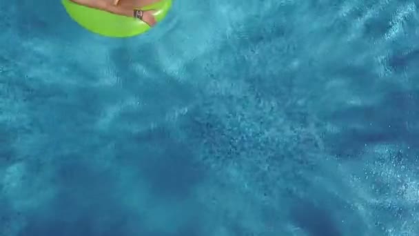 美丽的年轻女子在游泳池放松在充气环上的水度假 空中看从上方 — 图库视频影像