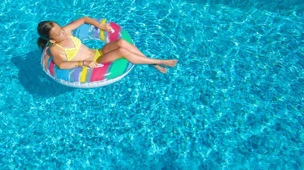 Menina Ativa Vista Superior Aérea Piscina Cima Miúdo Nada Donut — Fotografia de Stock