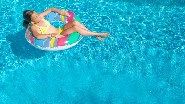 Menina Ativa Vista Superior Aérea Piscina Cima Miúdo Nada Donut — Fotografia de Stock