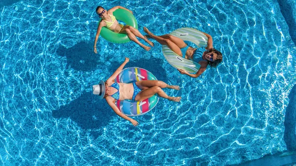 Famille Dans Piscine Vue Aérienne Sur Drone Haut Mère Heureuse — Photo