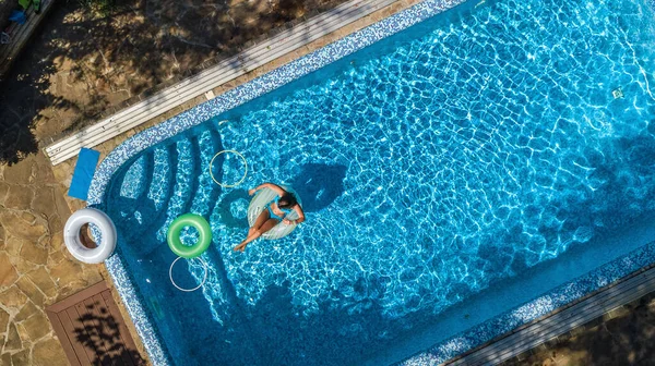 Gyönyörű Lány Medence Antenna Felülről Gyermek Úszik Felfújható Gyűrű Fánk — Stock Fotó