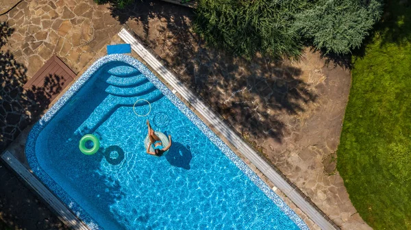 Hermosa Chica Piscina Aérea Desde Arriba Niño Nada Rosquilla Inflable — Foto de Stock