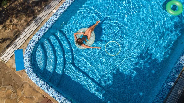 Belle Fille Dans Piscine Aérienne Haut Enfant Nage Sur Beignet — Photo