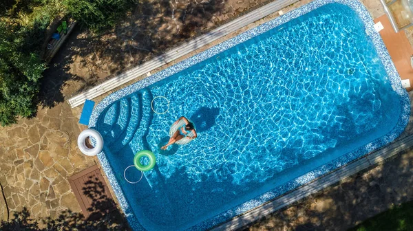 Hermosa Chica Piscina Aérea Desde Arriba Niño Nada Rosquilla Inflable —  Fotos de Stock