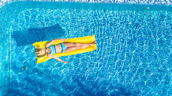 Fille Relaxante Dans Piscine Enfant Nage Sur Matelas Gonflable Amuse — Photo