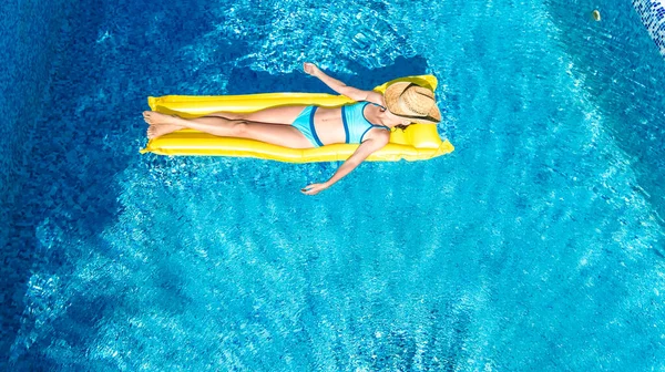 Fille Relaxante Dans Piscine Enfant Nage Sur Matelas Gonflable Amuse — Photo