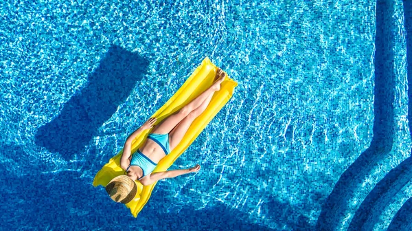 女孩在游泳池里放松 孩子们在充气床垫上游泳 在家庭度假 热带度假胜地 空中无人驾驶飞机观景等地方玩水 — 图库照片