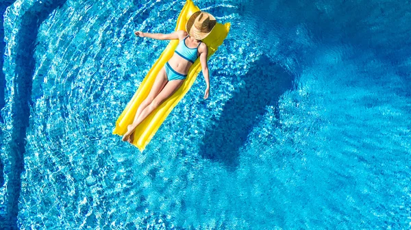 Girl Relaxing Swimming Pool Child Swims Inflatable Mattress Has Fun — Stock Photo, Image
