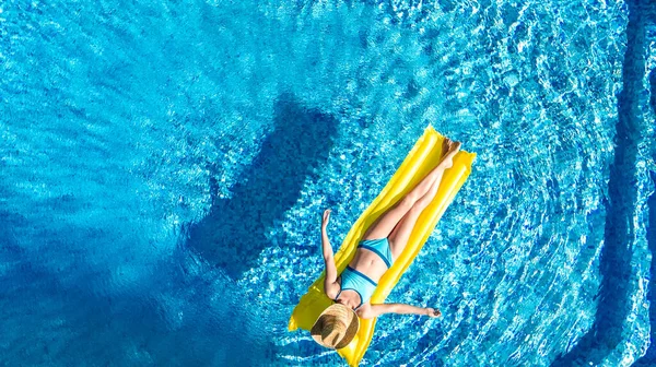 Girl Relaxing Swimming Pool Child Swims Inflatable Mattress Has Fun — Stock Photo, Image