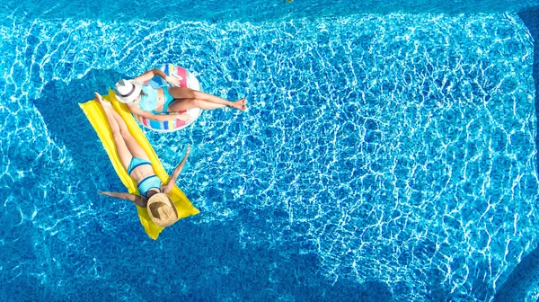 Crianças Vista Aérea Drone Piscina Cima Crianças Felizes Nadam Donut — Fotografia de Stock