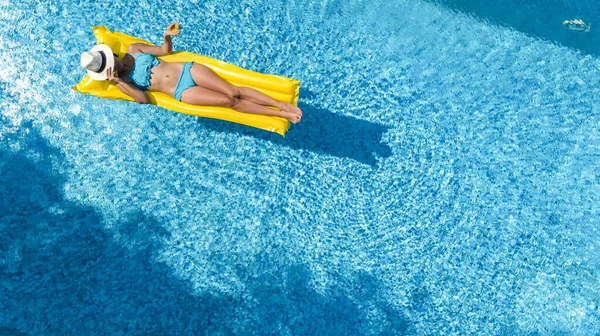 漂亮的小女孩在游泳池里放松 女人在充气床垫上游泳 在家庭度假 热带假日度假胜地 空中无人驾驶飞机观景中玩乐 — 图库照片