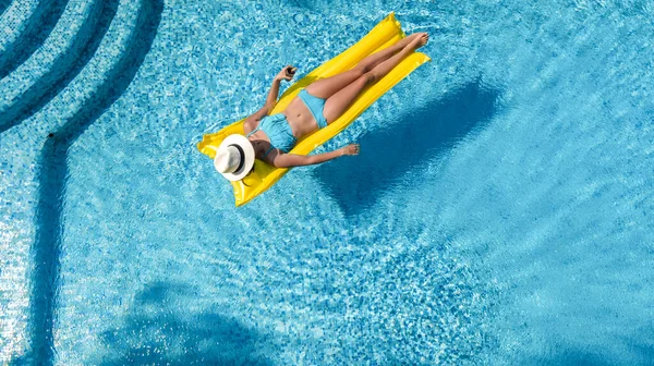 Piękna Młoda Dziewczyna Relaksująca Się Basenie Kobieta Pływa Dmuchanym Materacu — Zdjęcie stockowe