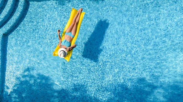 Yüzme Havuzunda Dinlenen Güzel Bir Genç Kız Şişme Yatakta Yüzen — Stok fotoğraf