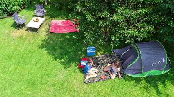 Vista Aérea Del Camping Desde Arriba Madre Hija Divirtiéndose Tienda — Foto de Stock