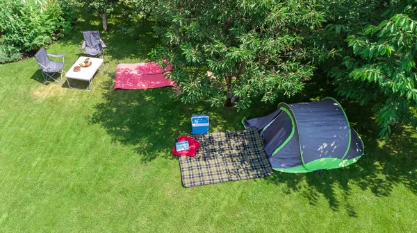上からのキャンプ場の空中景色 木の下のテントやキャンプ用品 屋外のコンセプトのキャンプでの家族の休暇 — ストック写真