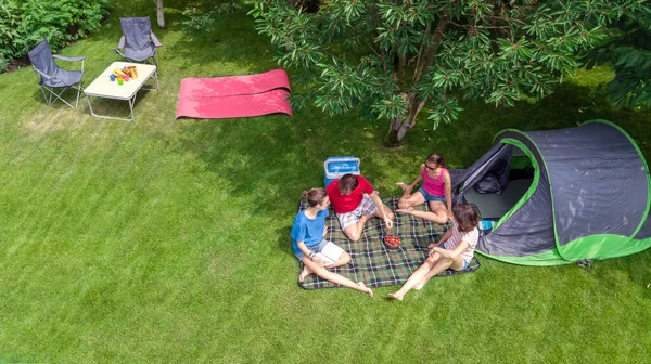 Yukardan Bakıldığında Aile Tatili Ebeveynler Çocuklar Rahatlar Park Çadır Kamp — Stok fotoğraf