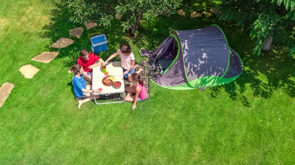 Yukardan Bakıldığında Aile Tatili Ebeveynler Çocuklar Rahatlar Park Çadır Kamp — Stok fotoğraf