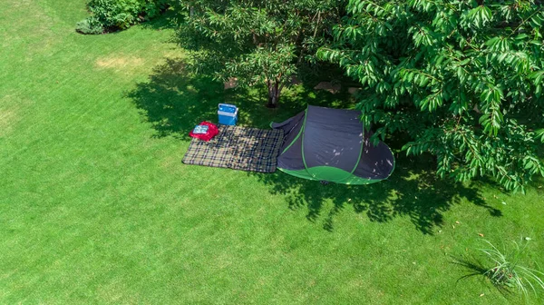 Luftaufnahme Des Zeltplatzes Von Oben Zelt Und Campingausrüstung Unter Baum — Stockfoto