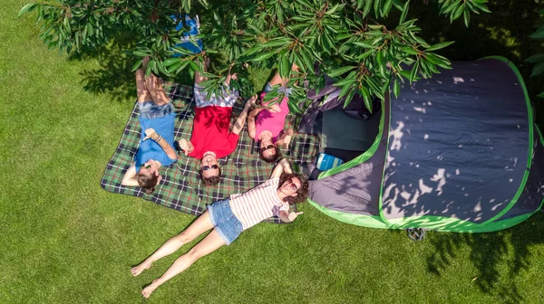 Rodinná Dovolená Kempu Letecký Výhled Shora Rodiče Děti Relaxovat Bavit — Stock fotografie