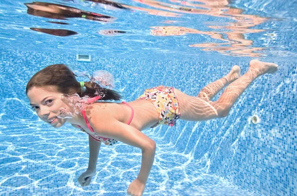 Niño Nada Bajo Agua Piscina Inmersiones Chicas Activas Divierte Bajo —  Fotos de Stock