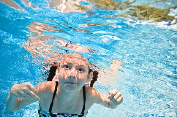 Маленький Ребенок Плавает Водой Бассейне Счастливая Активная Девочка Ныряет Весело — стоковое фото