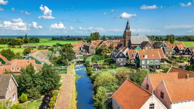 Marken adasının insansız hava aracı görüntüsü, yukarıdan geleneksel balıkçı köyü, tipik Hollanda manzarası, Kuzey Hollanda, Hollanda
