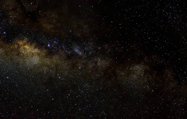 Yıldızlar ve galaksiler gökyüzü gece evreni parlak yıldız alanının siyah yıldızlı arka planı