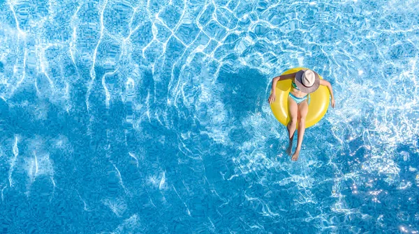 Aktiv Ung Flicka Poolen Antenn Ovanifrån Barn Slappnar Och Simmar — Stockfoto