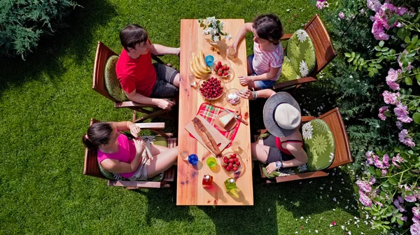Famille Amis Mangent Ensemble Extérieur Lors Une Garden Party Estivale — Photo