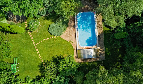Бассейн в красивом саду с видом сверху