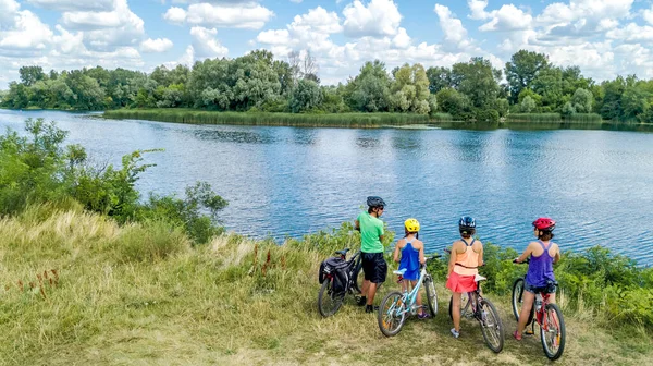 Family Bikes Cycling Outdoors Active Parents Kids Bicycles Aerial View — Stock Photo, Image