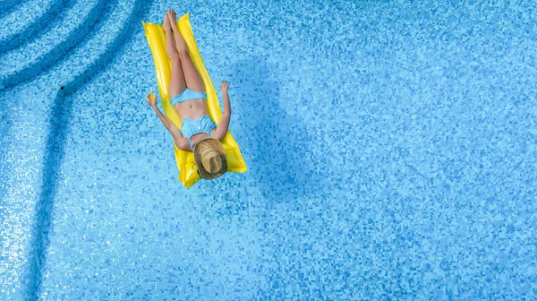 Beautiful Young Girl Relaxing Swimming Pool Woman Swims Inflatable Mattress — Stock Photo, Image