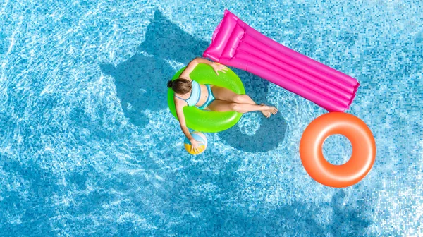 Aktiv Ung Flicka Poolen Antenn Ovanifrån Barn Slappnar Och Simmar — Stockfoto