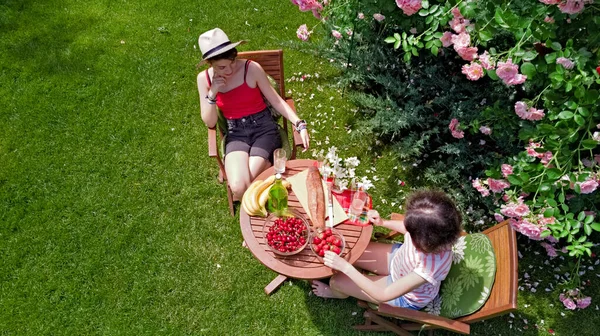 Amigos Comendo Juntos Livre Jardim Verão Meninas Têm Piquenique Parque — Fotografia de Stock