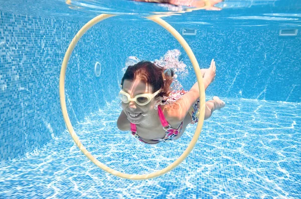 Niño Nada Bajo Agua Piscina Inmersiones Chicas Activas Divierte Bajo — Foto de Stock