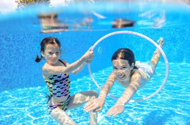 mutlu çocuklar aktif Havuzda yüzmek ve su altı oyun