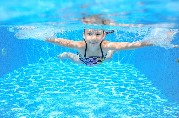 Niño nada en la piscina, jugando y divirtiéndose, bajo el agua y por encima de la vista —  Fotos de Stock