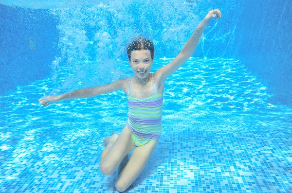 Criança nada na piscina, brincando e se divertindo, subaquático e acima da vista — Fotografia de Stock