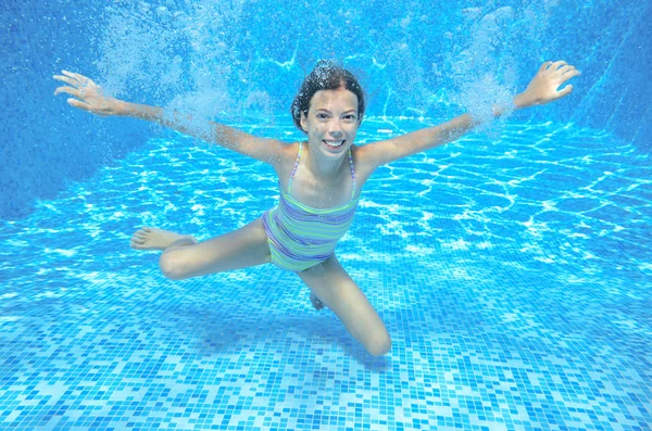 Child swims in swimming pool, playing and having fun, underwater and above view — Stock Photo, Image