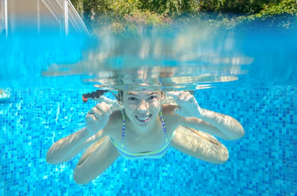 Niño nada en la piscina, jugando y divirtiéndose, bajo el agua y por encima de la vista —  Fotos de Stock