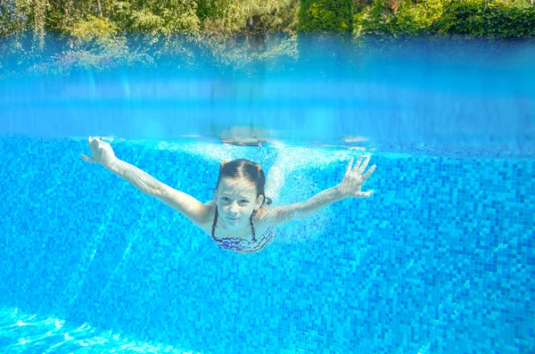 Criança nada na piscina, brincando e se divertindo, subaquático e acima da vista — Fotografia de Stock