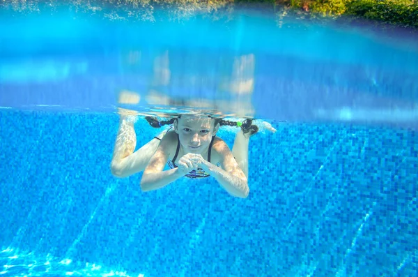 Kind schwimmt im Schwimmbad, spielt und hat Spaß, Unterwasser und über Sicht — Stockfoto