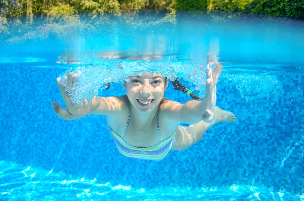 Niño nada en la piscina, jugando y divirtiéndose, bajo el agua y por encima de la vista — Foto de Stock