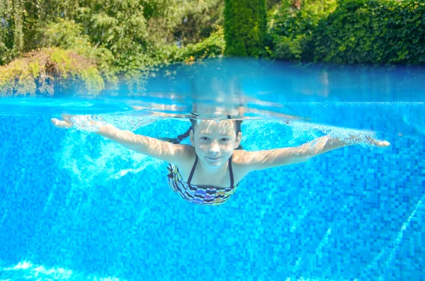 Niño nada en la piscina, jugando y divirtiéndose, bajo el agua y por encima de la vista —  Fotos de Stock