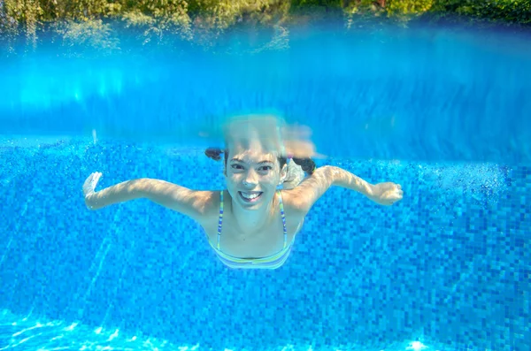 Gyermek úszik a medence, a játék és a szórakozás, víz alatti és feletti megtekintése — Stock Fotó